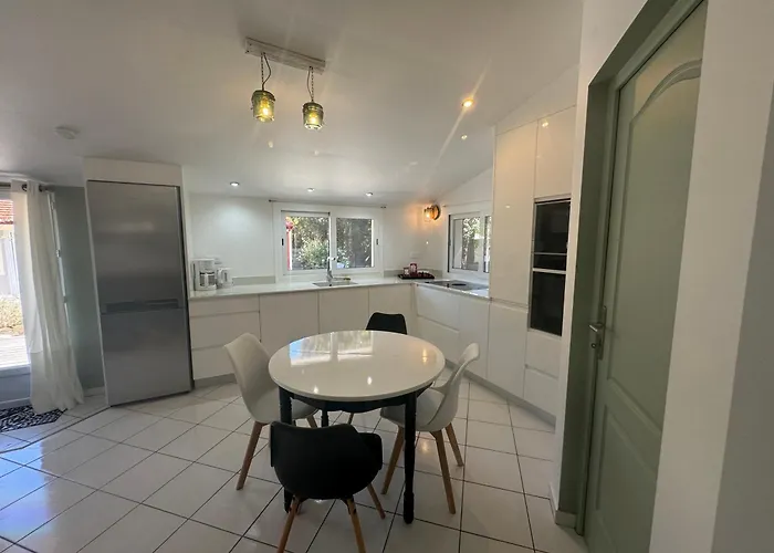 A 130 M Piscine Partages ヴィラ *